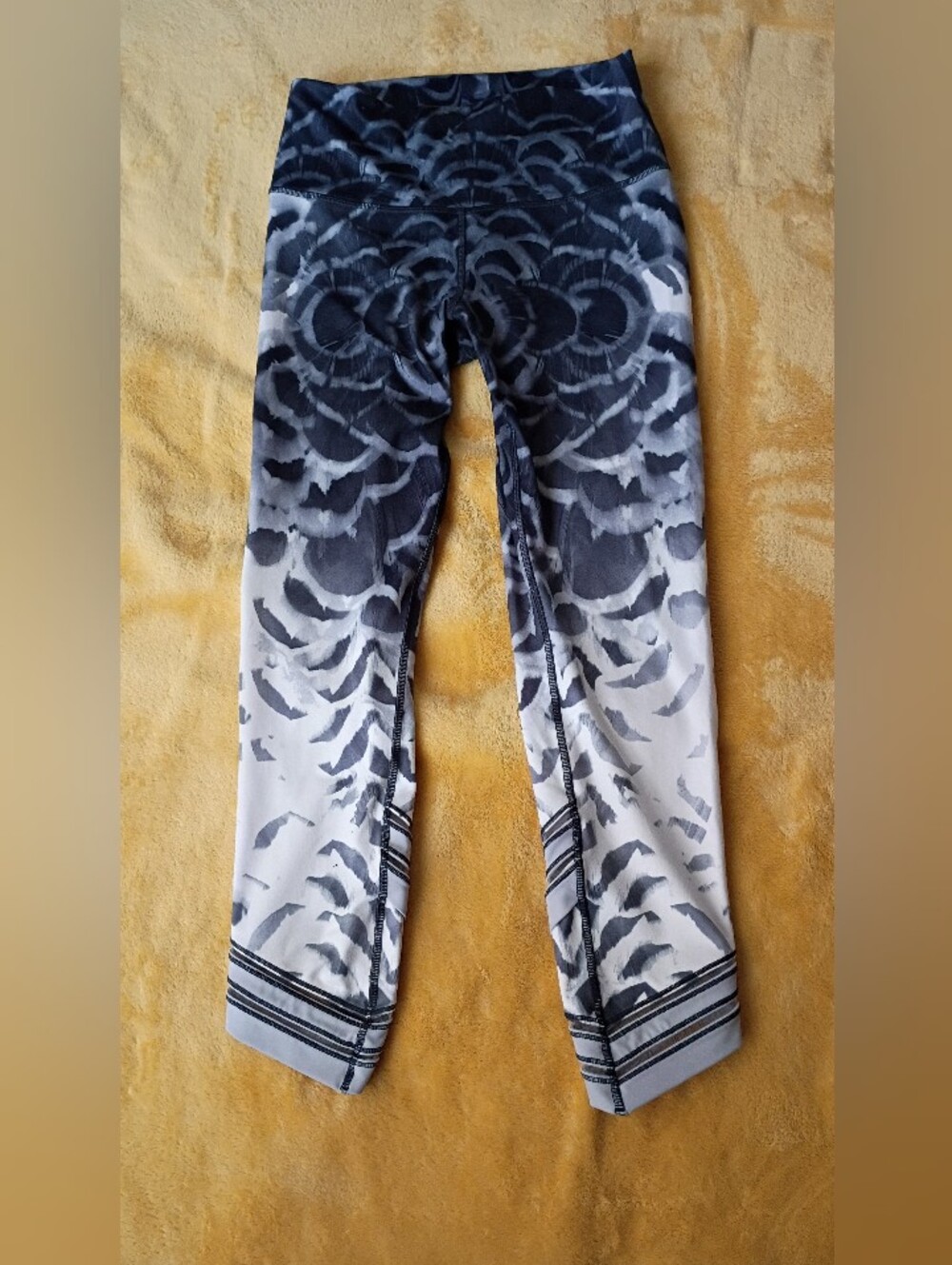 Lululemon Pretty Plumes 8